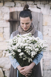 Frau mit frischen Blumen - ALBF00470