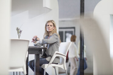 Business woman waiting for business lunch appointment - ISF09740