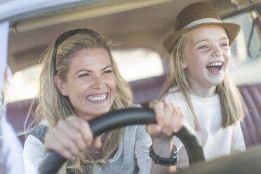 Mutter und Tochter zusammen im Auto, lächelnd - ISF09767