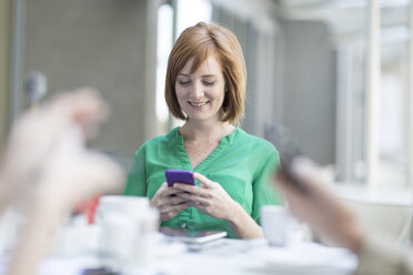 Young businesswomen smartphone texting on hotel terrace - ISF09772