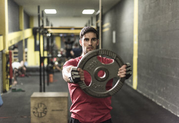 Mittlerer erwachsener Mann beim Training im Fitnessstudio - CUF31893