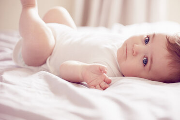 Baby boy lying on bed - CUF31911