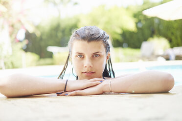 Porträt eines Teenagers mit nassen Haaren im Schwimmbad - CUF32124