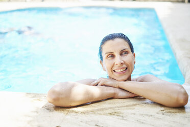 Porträt einer reifen Frau mit nassen Haaren im Schwimmbad - CUF32126