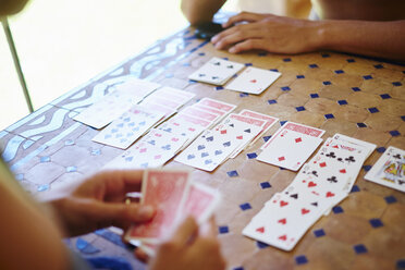 Abgeschnittene Aufnahme einer reifen Frau und eines erwachsenen Sohnes beim Kartenspielen am Tisch - CUF32142