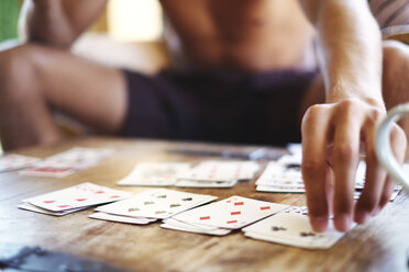 Ausgeschnittene Aufnahme eines jungen Mannes, der am Tisch Karten spielt - CUF32158