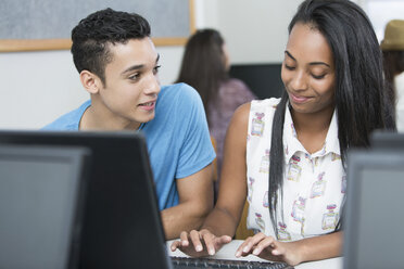 Zwei Teenager tippen am Computer in der Highschool-Klasse - CUF32214