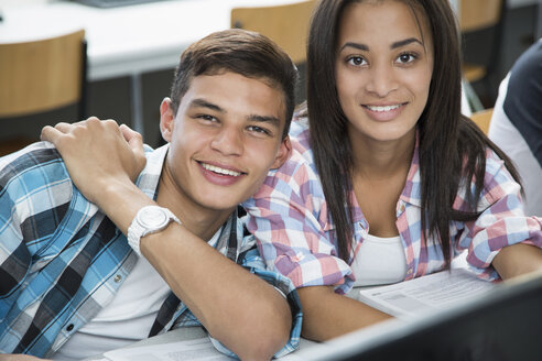 Porträt eines Teenagers und eines Mädchens im Computerkurs der High School - CUF32216