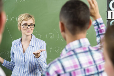 Lehrer spricht männlichen Schüler an - CUF32268