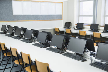 Leeres Klassenzimmer mit Reihen von PCs auf dem Schreibtisch - CUF32293