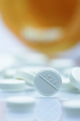 Nahaufnahme einer runden weißen Pille, Diazepam - CUF32344