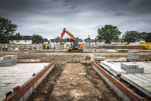 Traktor, Baumaterialien auf der Baustelle - CUF32348