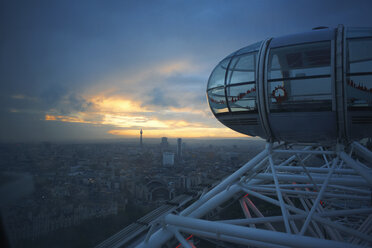 Blick vom London Eye auf die Skyline der Stadt in der Morgendämmerung, London, England, UK - CUF32349