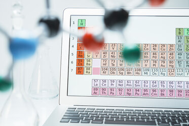 Lap-Top mit Periodensystem und Molekülmodell mit Kugel und Stab - CUF32367