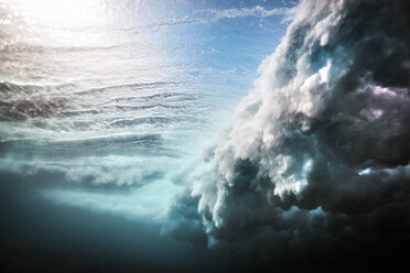 Unterwasseransicht einer riesigen Welle, die über ein flaches Riff bricht - CUF32382