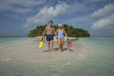 Senior couple on holiday, Maldives - ISF09802