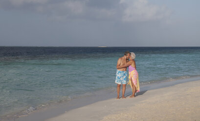 Älteres Paar umarmt sich am Strand, Malediven - ISF09804