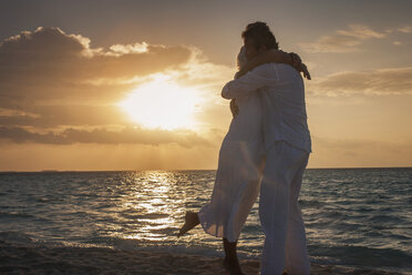 Senior couple hugging on beach, Maldives - ISF09814
