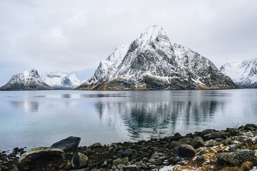 Blick auf schneebedeckte Berge und felsige Küste, Reine, Lofoten, Norwegen - ISF09845