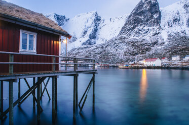 Traditionelle Fischerhütte auf Stelzen, Reine, Lofoten, Norwegen - ISF09851