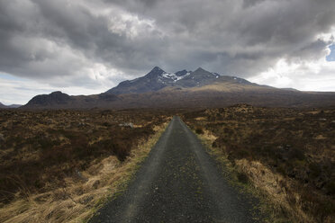 Straße, die durch die Cuillin-Berge führt, Sligachan, Isle of Skye, Schottland - ISF09864