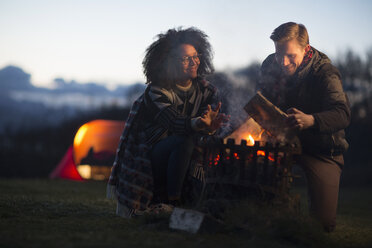 Ehepaar röstet Marshmallows auf dem Campingplatz, Isle of Skye, Schottland - ISF09865