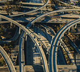 Luftaufnahme von Überführungen und mehrspurigen Autobahnen, Los Angeles, Kalifornien, USA - ISF09866