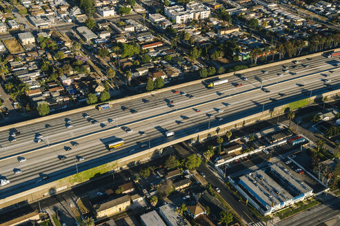 Luftaufnahme des Verkehrs auf einer mehrspurigen Schnellstraße, Los Angeles, Kalifornien, USA - ISF09867