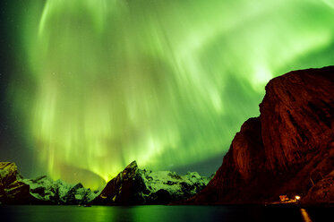 Blick auf grünes Polarlicht über Meer und Berge, Reine, Norwegen - ISF09868