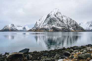 Küstenlinie und schneebedeckte Berge, Reine, Norwegen - ISF09879