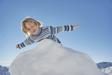 Junge lehnt sich über einen Schneehaufen, tiefer Blickwinkel - ISF09887