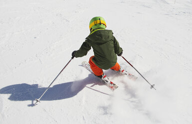 Junge beim Skifahren bergab, Rückansicht - ISF09891