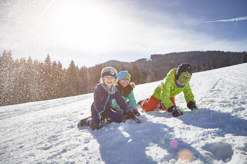 Kinder genießen das Spielen im Schnee - ISF09894