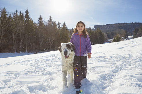 Mädchen, das sich mit ihrem Hund anfreundet - ISF09901