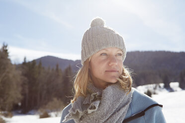 Woman enjoying sun and snow - ISF09908