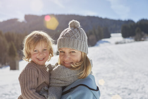 Mutter und Sohn genießen den Tag im Schnee - ISF09910