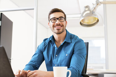 Young man wearing blue shirt smiling - ISF09931