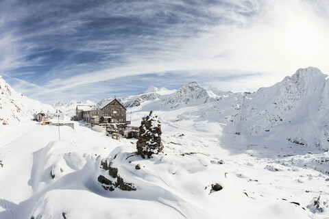 Schneebedeckte Landschaft mit Hotel, Schnalstal, Südtirol, Italien, lizenzfreies Stockfoto