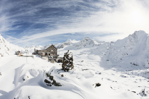 Schneebedeckte Landschaft mit Hotel, Schnalstal, Südtirol, Italien - ISF09937