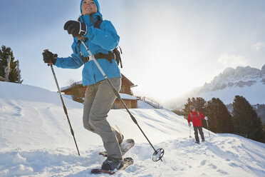 Mid adult couple snowshoeing, Dolomiten, Eisacktal, Südtirol, Italien - ISF09939