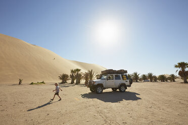 Junge läuft auf Sand, Düne 7, Namib-Naukluft-Nationalpark, Afrika - ISF09958