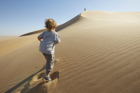 Junge läuft auf Sand, Düne 7, Namib-Naukluft-Nationalpark, Afrika - ISF09960