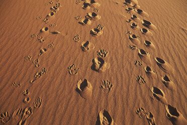 Hand-, Fuß- und Schuhabdrücke im Sand, Namib Naukluft National Park, Namib Wüste, Sossusvlei, Dead Vlei, Afrika - ISF09968