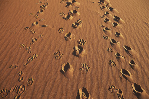 Hand-, Fuß- und Schuhabdrücke im Sand, Namib Naukluft National Park, Namib Wüste, Sossusvlei, Dead Vlei, Afrika - ISF09968