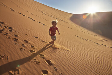 Junge läuft auf Sanddüne, Namib Naukluft National Park, Namib Wüste, Sossusvlei, Dead Vlei, Afrika - ISF09969