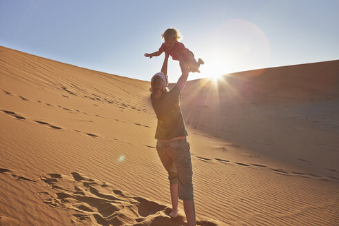 Mutter spielt mit Sohn auf Sanddüne, Namib Naukluft National Park, Namib Wüste, Sossusvlei, Dead Vlei, Afrika - ISF09970