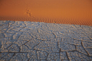 Rissiges Seebett und Sanddüne, Namib Naukluft National Park, Namib Wüste, Sossusvlei, Dead Vlei, Afrika - ISF09973
