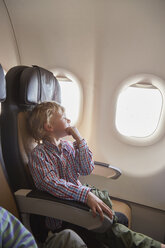 Jungen im Flugzeug sitzend - ISF09974