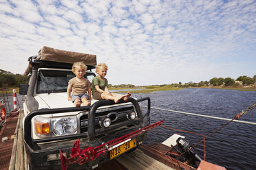 Jungen sitzen auf der Motorhaube eines Land Cruisers, Nxai Pan National Park, Botswana - ISF09975