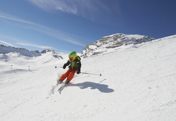 Junger Junge beim Skifahren bergab, tiefer Blickwinkel - ISF10028